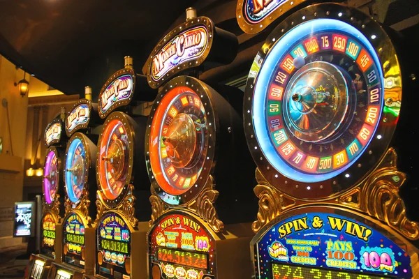 Tarung Mesin game interface showing balance, spin controls, and active bonus features